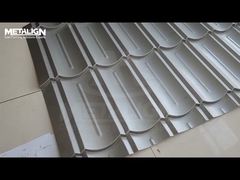 Machine de formage de rouleaux de tuiles de toit métalliques traditionnelles avec poinçonnage hydraulique et empileur automatique