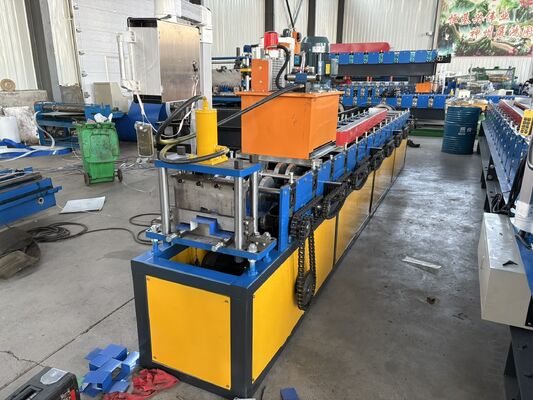 Hoge snelheid gegalvaniseerd staal Omega-stijl gootkettingaandrijving dakrolvormmachine