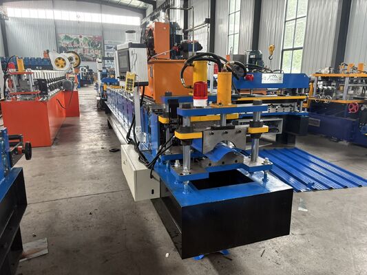 Camerún Popular Material de construcción hidráulico automático de color de acero de la cresta de la tapa de la cubierta de la lámina del panel de la máquina de formación de rodillos en frío